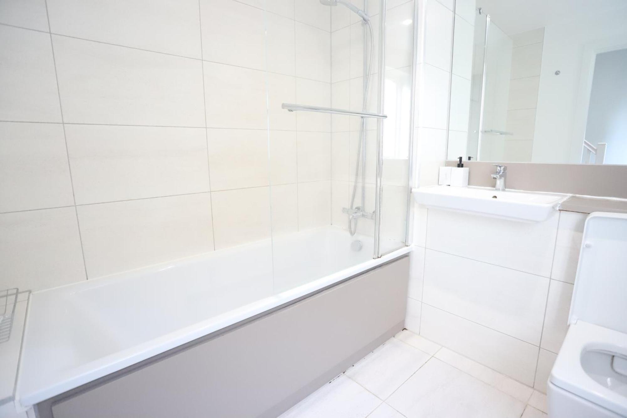 Spacious 3-Story Retreat With Rooftop Terrace And Modern Amenities Londres Extérieur photo