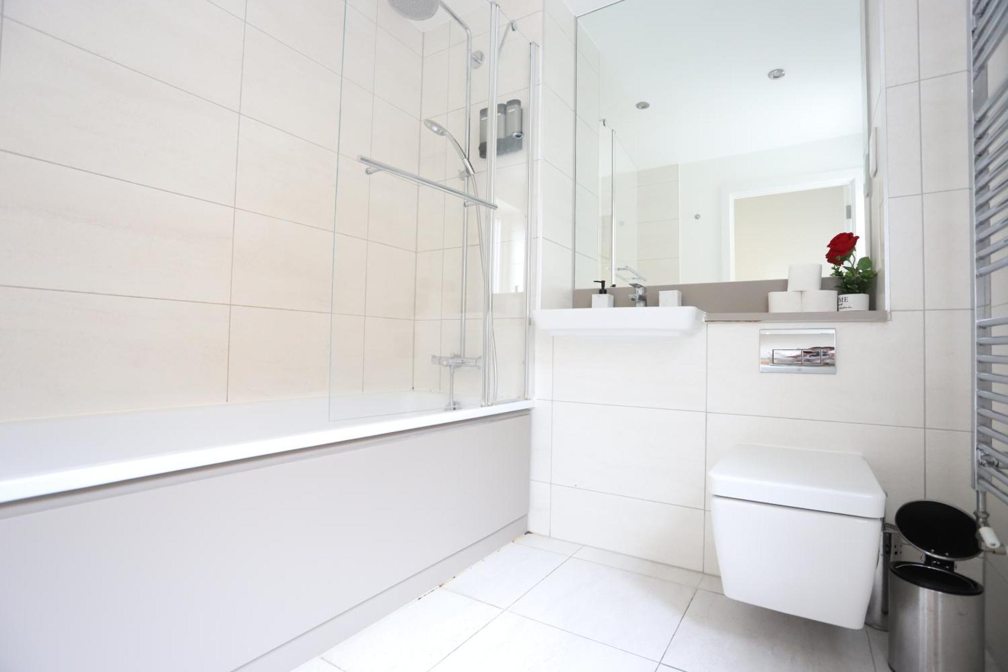 Spacious 3-Story Retreat With Rooftop Terrace And Modern Amenities Londres Extérieur photo
