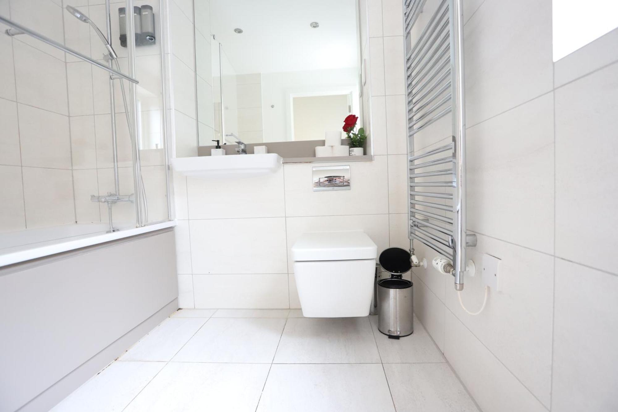Spacious 3-Story Retreat With Rooftop Terrace And Modern Amenities Londres Extérieur photo