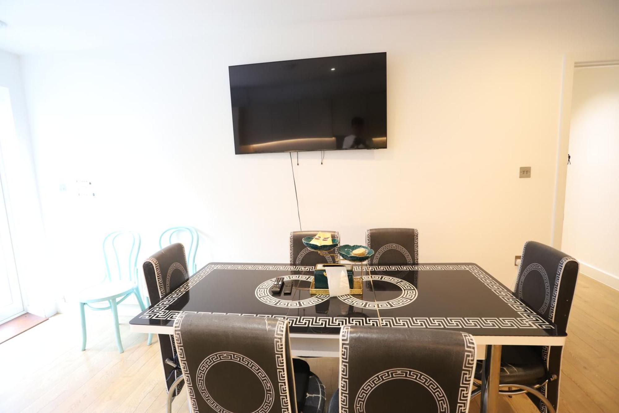 Spacious 3-Story Retreat With Rooftop Terrace And Modern Amenities Londres Extérieur photo
