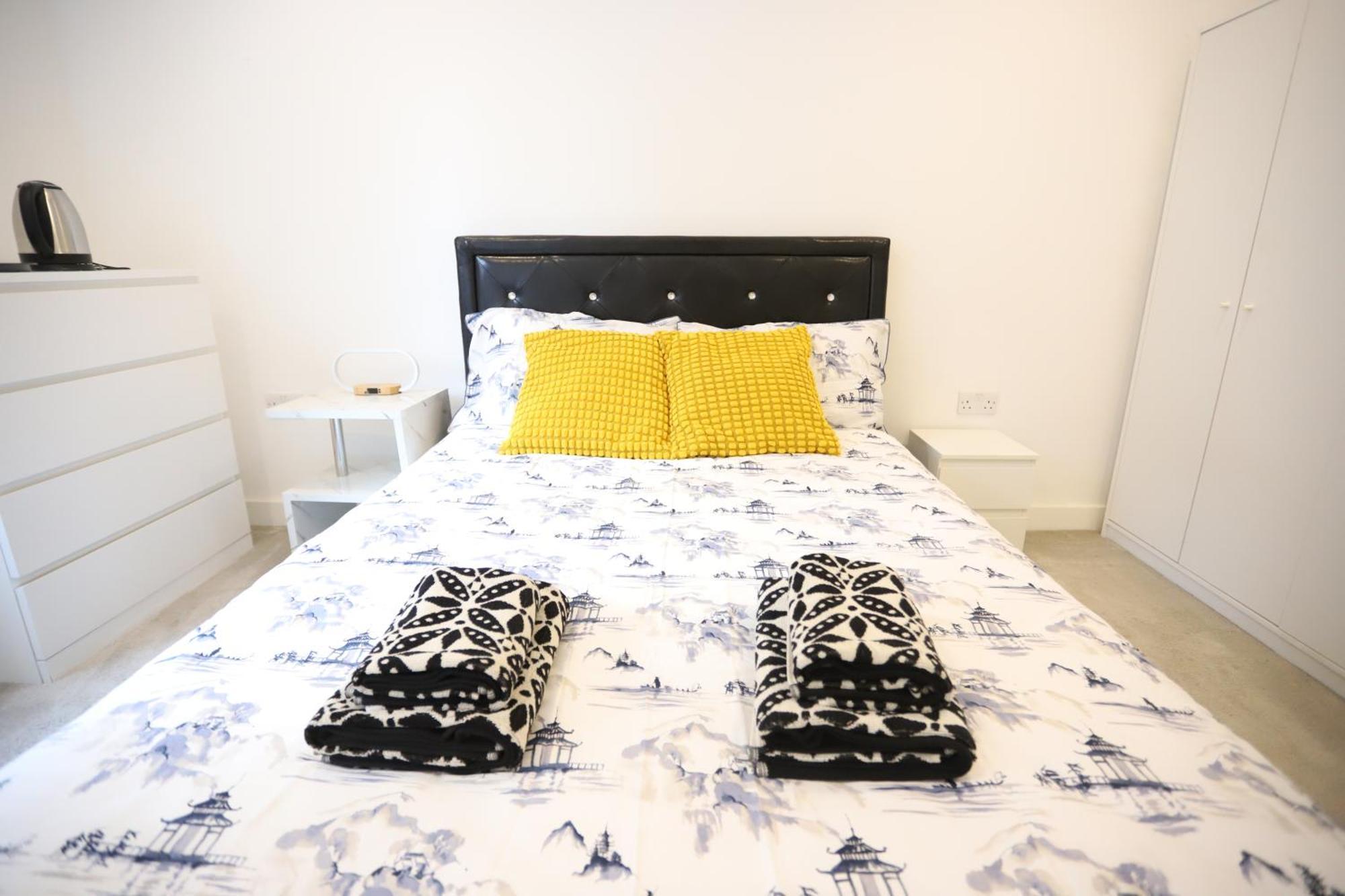 Spacious 3-Story Retreat With Rooftop Terrace And Modern Amenities Londres Extérieur photo