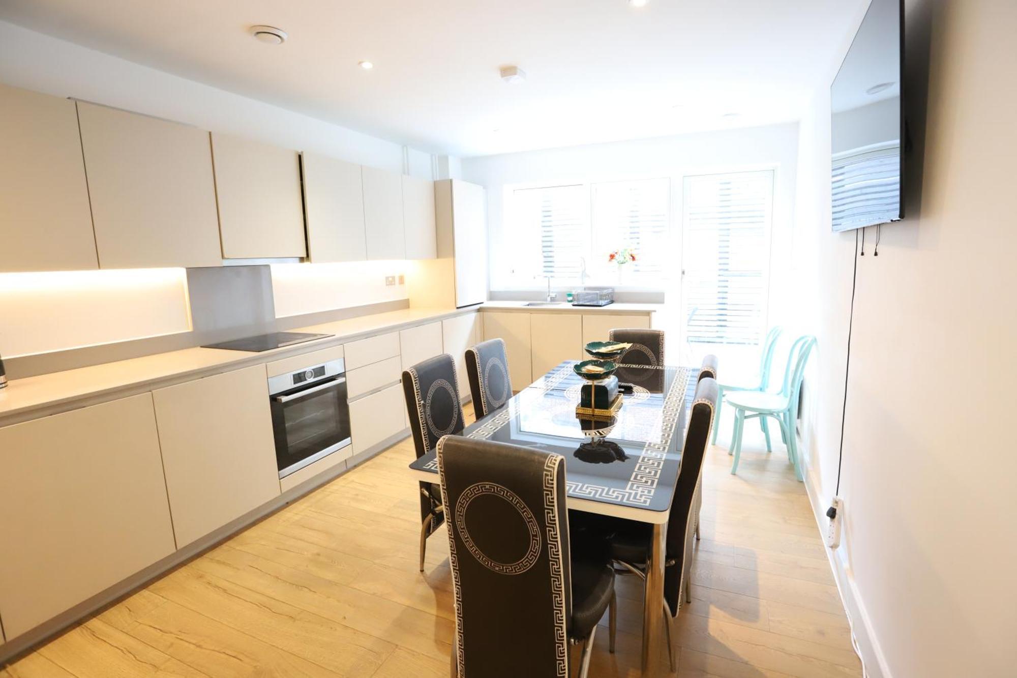 Spacious 3-Story Retreat With Rooftop Terrace And Modern Amenities Londres Extérieur photo
