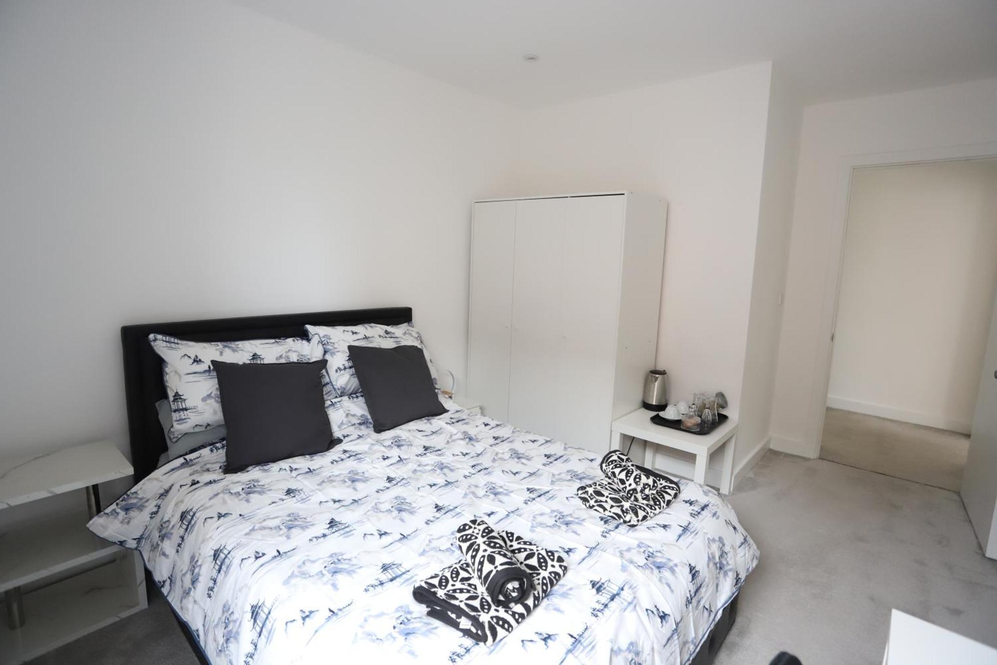 Spacious 3-Story Retreat With Rooftop Terrace And Modern Amenities Londres Extérieur photo