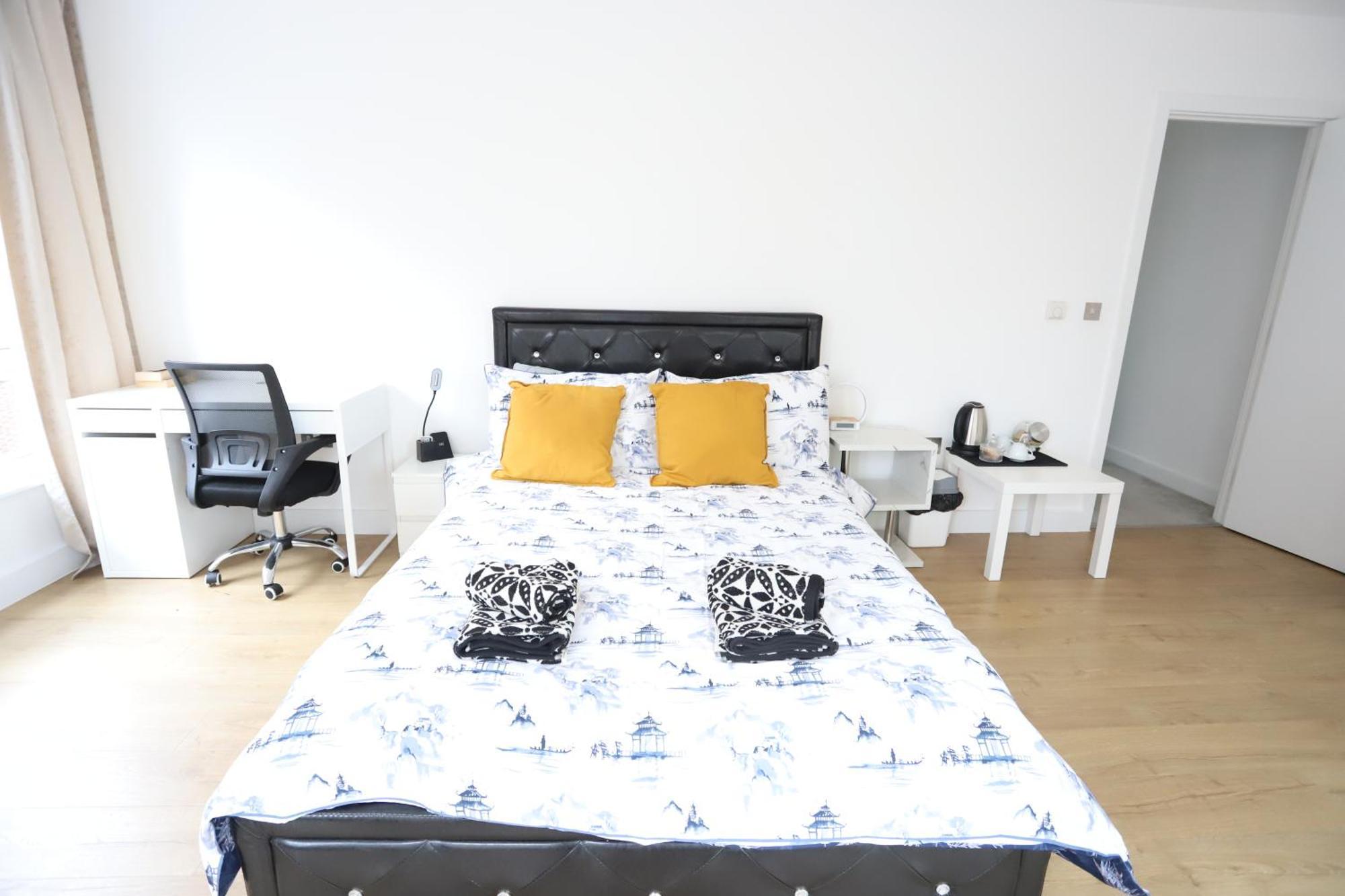 Spacious 3-Story Retreat With Rooftop Terrace And Modern Amenities Londres Extérieur photo