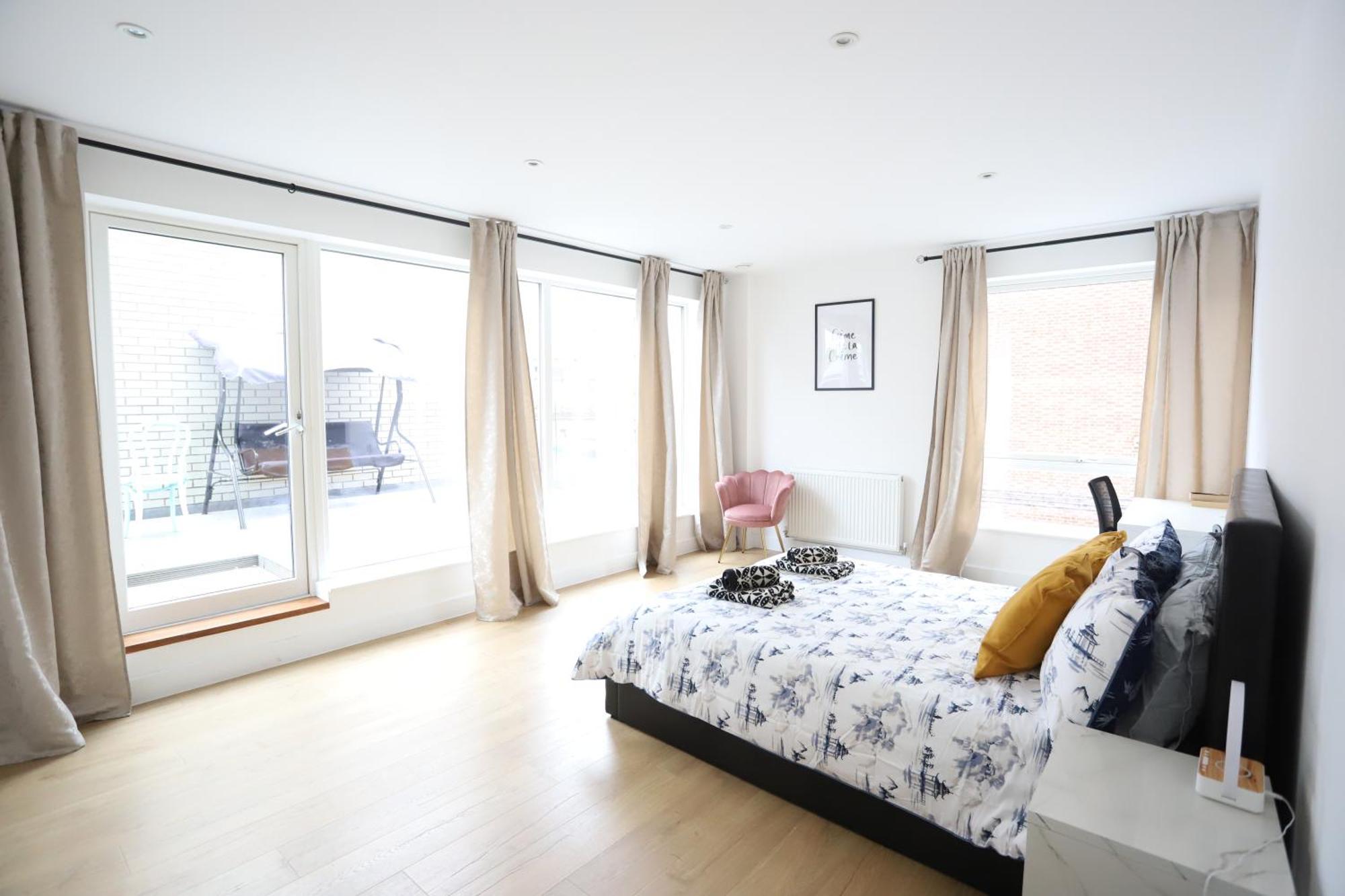 Spacious 3-Story Retreat With Rooftop Terrace And Modern Amenities Londres Extérieur photo