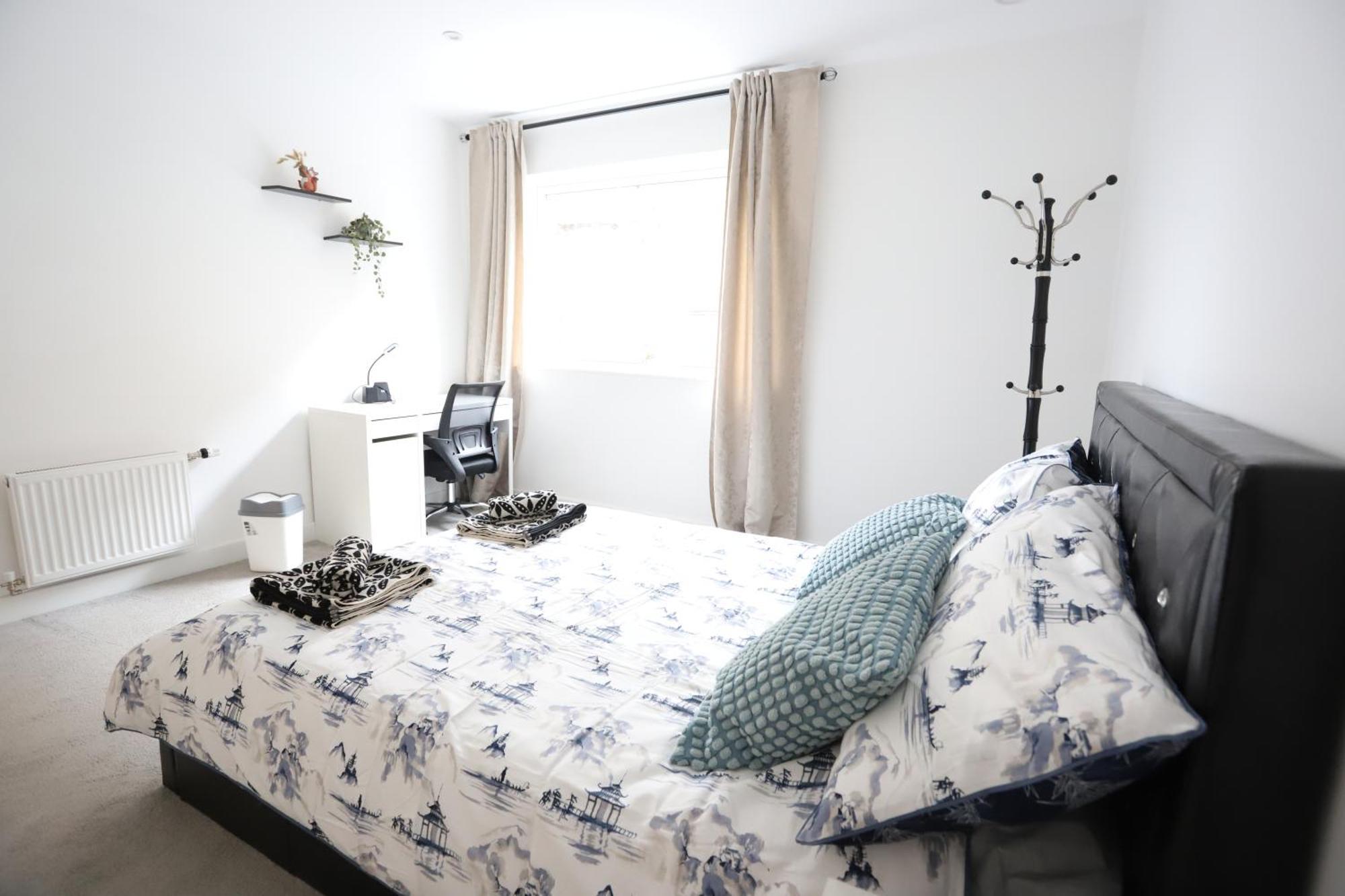 Spacious 3-Story Retreat With Rooftop Terrace And Modern Amenities Londres Extérieur photo