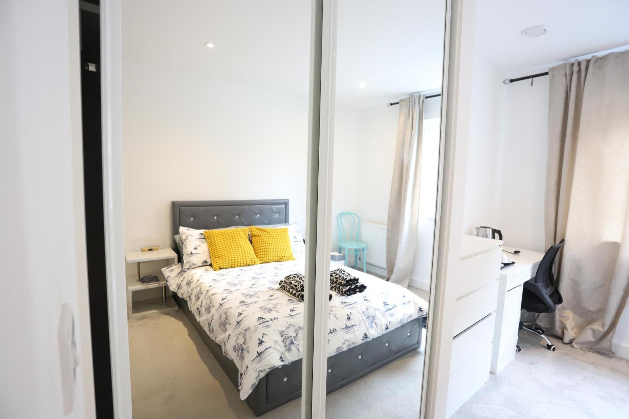 Spacious 3-Story Retreat With Rooftop Terrace And Modern Amenities Londres Extérieur photo