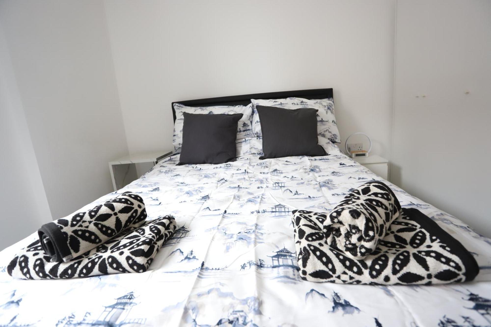 Spacious 3-Story Retreat With Rooftop Terrace And Modern Amenities Londres Extérieur photo