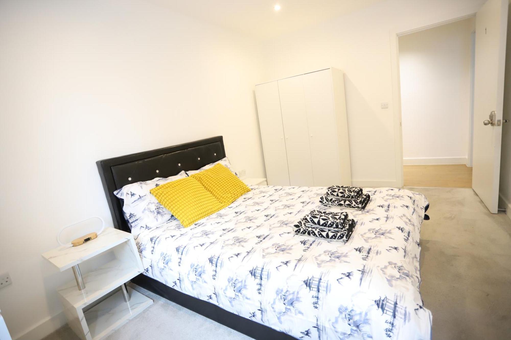 Spacious 3-Story Retreat With Rooftop Terrace And Modern Amenities Londres Extérieur photo