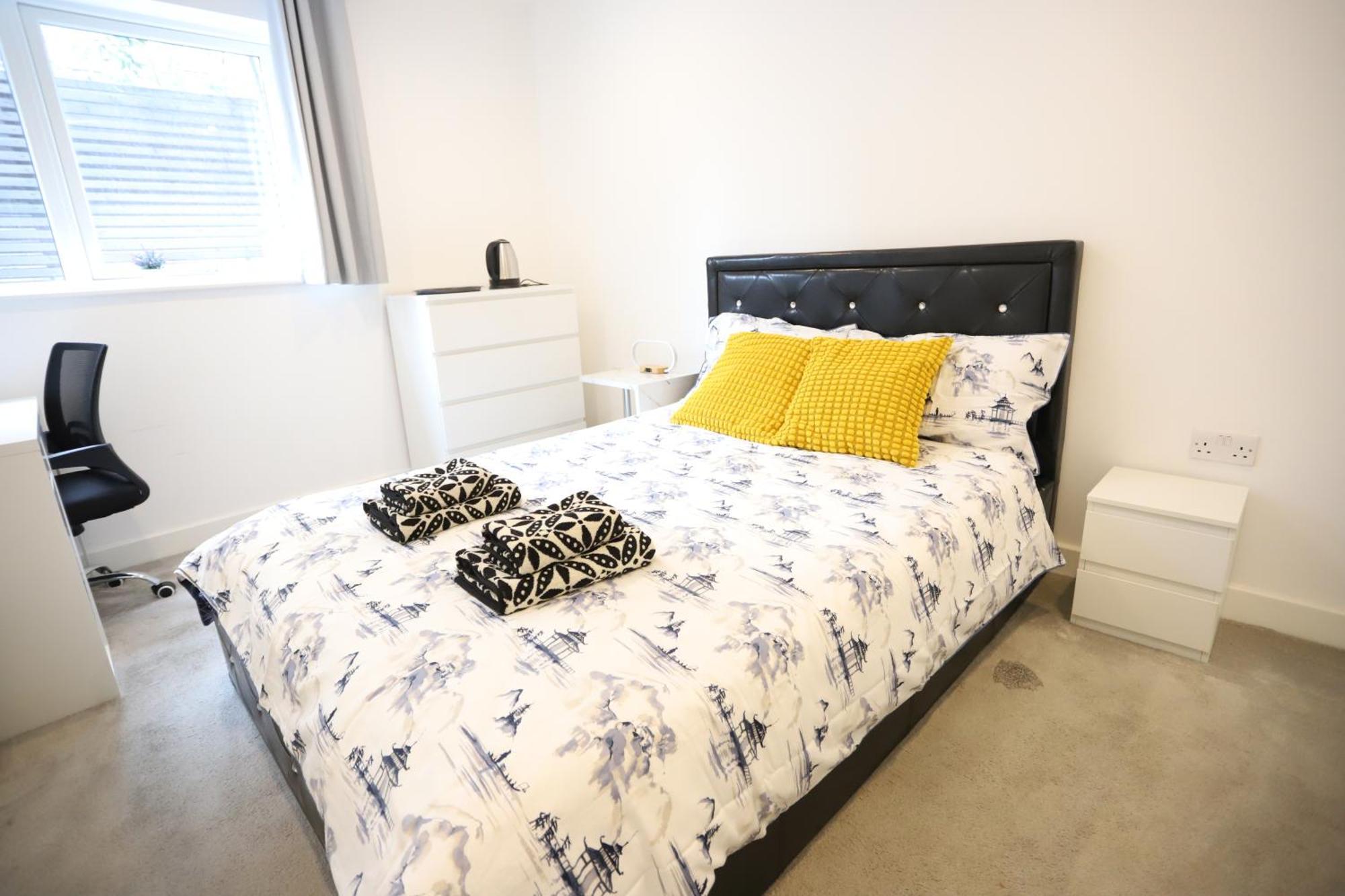 Spacious 3-Story Retreat With Rooftop Terrace And Modern Amenities Londres Extérieur photo